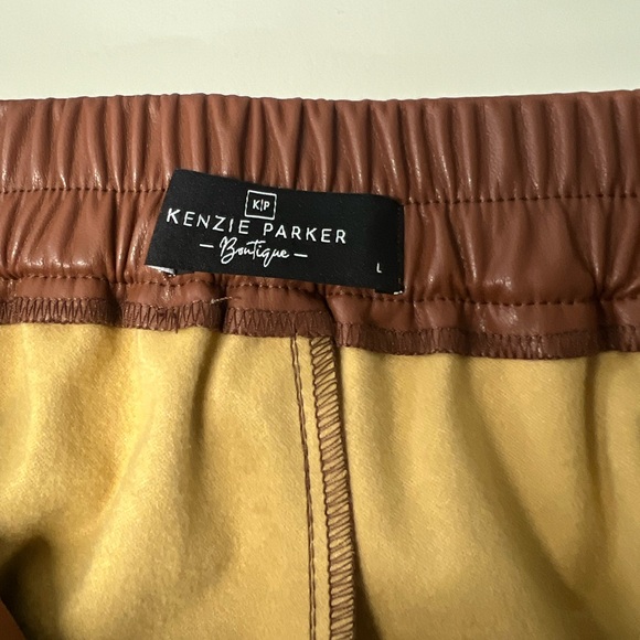 MAPLE VEGAN LEATHER WIDE LEG PANT
Size Large  NEW 
100% polyurethane - Picture 5 of 7